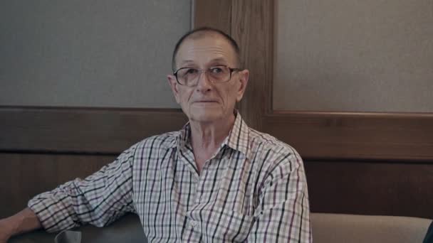 Öreg Ember Ház Tornácán Nyugdíjas Arccal Kamerába Néz Mosolyog Beszél — Stock videók