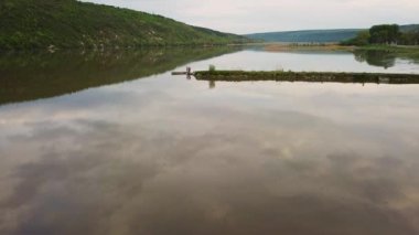Bahar zamanı nehrin üzerinden uçacağız. Moldova Cumhuriyeti Dniester Nehri.