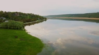 Bahar zamanı nehrin üzerinden uçacağız. Moldova Cumhuriyeti Dniester Nehri.