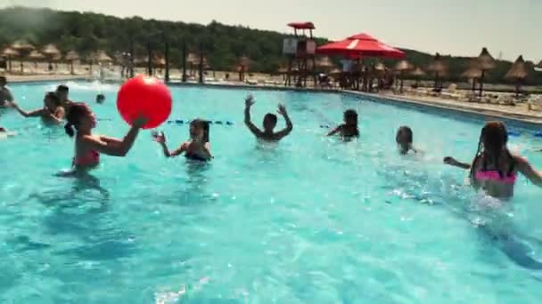 Sharm Sheikh Abril 2017 Grupo Jovens Amigos Jogando Vôlei Piscina — Vídeo de Stock