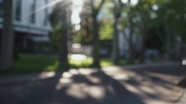 Gizli bir görüntü içinde şehir Caddesi 'nde yürümek Insanlar anonim Crowd. İnsanların kalabalığın şehirde Bulvar boyunca yürüyor.