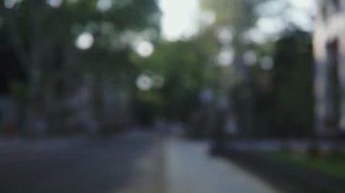 Gizli bir görüntü içinde şehir Caddesi 'nde yürümek Insanlar anonim Crowd. İnsanların kalabalığın şehirde Bulvar boyunca yürüyor.