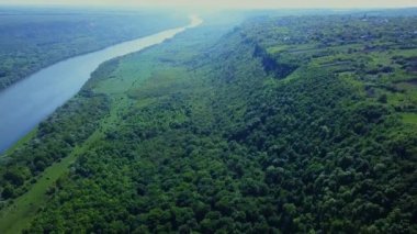 İlkbaharda nehir ve orman üzerinde uçuş. Moldova Cumhuriyeti'nin Dinyester Nehri.