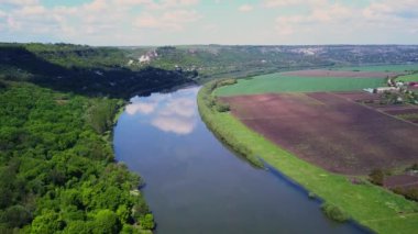 İlkbaharda nehir ve orman üzerinde uçuş. Moldova Cumhuriyeti'nin Dinyester Nehri.