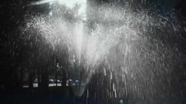 シティパークの噴水 スローモーション パンショット ハイコントラストの太陽光 — ストック動画