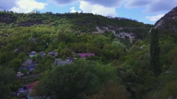 Voando Sobre Floresta Voando Sobre Uma Aldeia Montanha Pequena Aldeia — Vídeo de Stock