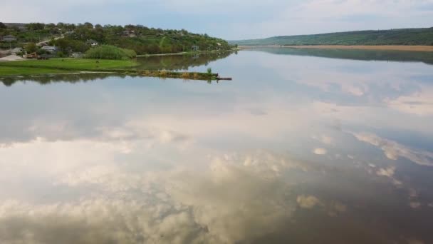Vista árida sobre o rio — Vídeo de Stock