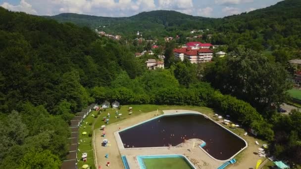 Topview da un drone sopra la piscina circondata da alberi verdi. Terme di Ercolano, Romania . — Video Stock