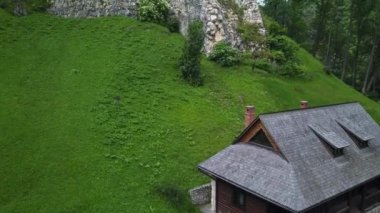 Brasov, Transilvanya 'daki Bran Kalesi' nin havadan görünüşü, mistik yer, Ortaçağ şatosu, Drakula kalesi olarak da bilinir.