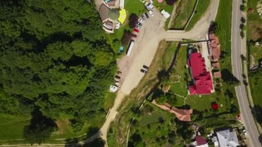 Drone yaz sezonunda Dağlık alan güneşli gün yeşil orman ve küçük şehir üzerinde uçar. Carpatians Mountains, Romanya.