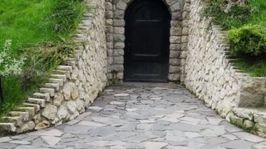 eski bir taş bina ahşap kapı.