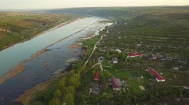 Nehir ve küçük köy manzaralı. Moldova Cumhuriyeti Dniester Nehri.