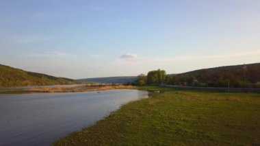 Nehir ve küçük köy manzaralı. Moldova Cumhuriyeti Dniester Nehri.