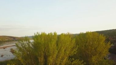 Nehir ve küçük köy manzaralı. Moldova Cumhuriyeti Dniester Nehri.