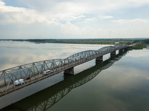 Lotnicze Drone Flight: widok na most nad rzeką z samochodami. OLT River, Rumunia — Zdjęcie stockowe