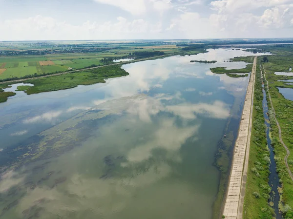 Güneşli bir yaz gününde mavi nehir whit yansımaları havadan görünümü. Drone fotoğrafçılığı. River Olt, Romanya.
