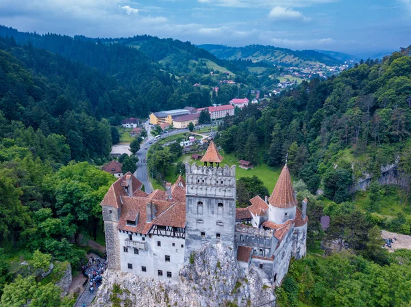 Luchtfoto panoramisch uitzicht op de middeleeuwse Bran Castle, bekend om de mythe van Dracula, Dracula kasteel in Brasov, Transsylvanië. Roemenië. — Stockfoto