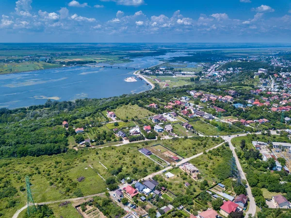 Vista aérea de la ciudad latina y el río Olt, Rumania. Vuelo en avión no tripulado sobre la ciudad europea en el día de verano . — Foto de Stock