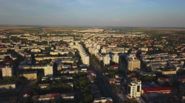 Slatina, Romanya havadan görünümü. Gün batımında Avrupa şehri üzerinde drone uçuş