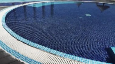 Havuzda saf mavi su ve ışık yansımaları. Yavaş çekim.