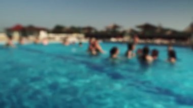 Havuzda voleybol oynayan bir grup genç arkadaş. bulanık görüntü