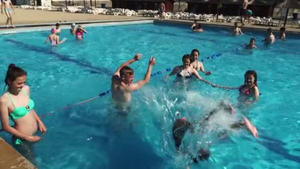 Sharm Sheikh Abril 2017 Grupo Jóvenes Amigos Jugando Voleibol Piscina — Vídeos de Stock