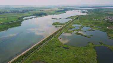 Güneşli bir yaz gününde mavi nehir whit yansımaları havadan görünümü. Olt Nehri üzerinde Drone uçuşu, Romanya.