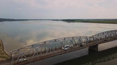 Hava drone uçuş: araba ile nehir üzerinde köprü görünümü. OLT River, Romanya