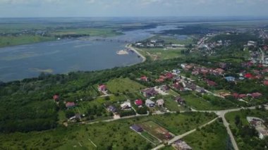 Slatina şehir ve nehir Olt, Romanya havadan görünümü. Yaz günü Avrupa şehri üzerinde drone uçuş.