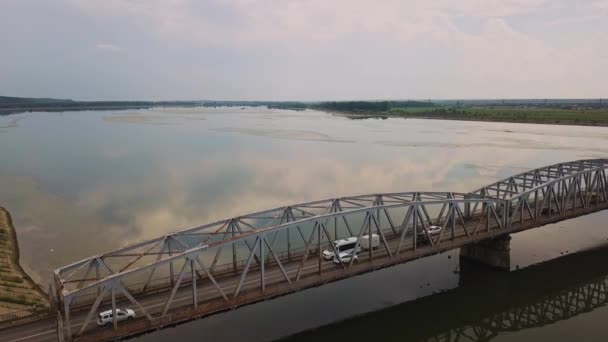 空中无人机飞行 用汽车在河上的桥瞰图 奥尔特河 罗马尼亚 — 图库视频影像