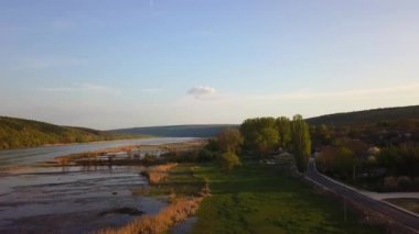 Bahar zamanı nehrin üzerinden uçacağız. Moldova Cumhuriyeti Dniester Nehri.