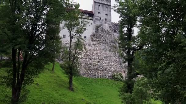 Pohled na bran otrub, mystické místo, středověký hrad, známý také jako Drákulův hrad v Brasově v Transylvánii