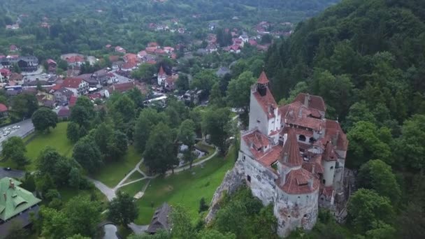 ドラキュラの神話で知られる中世のブラン城 ブラソフのドラキュラ城 トランシルバニアの空中パノラマビュー ルーマニア — ストック動画