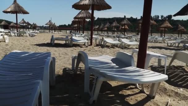 Praia Tropical Arenosa Com Espreguiçadeiras Dia Ensolarado — Vídeo de Stock