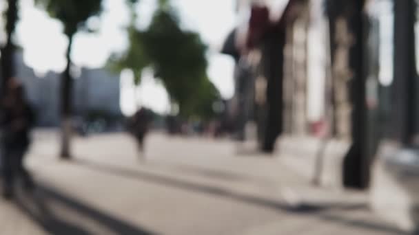ぼかしでシティストリートを歩く人々の匿名の群衆 大勢の人々が市内の大通りを歩いている — ストック動画