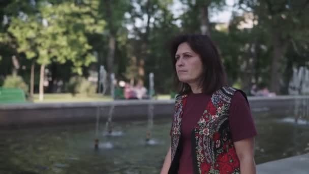 Jonge Brunette Vrouwen Hoed Wandelen Stad Zomerpark — Stockvideo