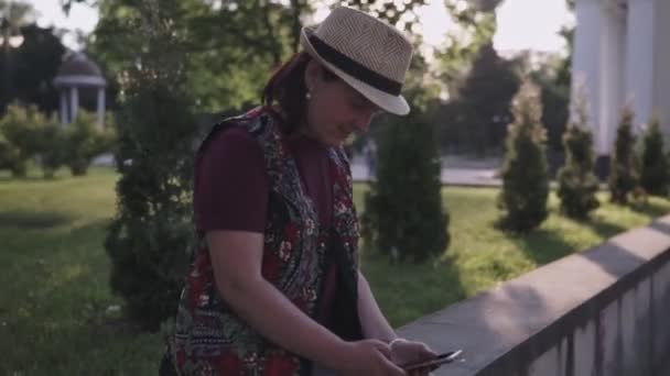 Joven Morena Sombrero Está Usando Teléfono Móvil Parque Verano Ciudad — Vídeo de stock