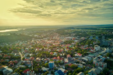 Gün batımında Slatina şehrin havadan görünümü, Romanya. Gün batımında Avrupa şehri üzerinde drone uçuş.