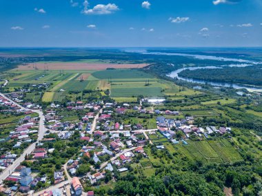 Slatina şehir ve nehir Olt, Romanya havadan görünümü. Yaz günü Avrupa şehri üzerinde drone uçuş.