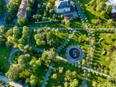 Park üzerinde Uçan Drone. Central city park, Slatina, Romanya.