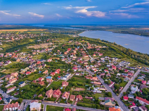 Letecký pohled na Slatino město a řeku Olt, Rumunsko. Drone let přes Evropské město v letním dni. — Stock fotografie