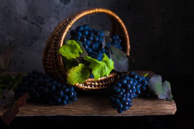 Sepet içinde kırmızı üzüm ile natürmort. Rustik tarzı.