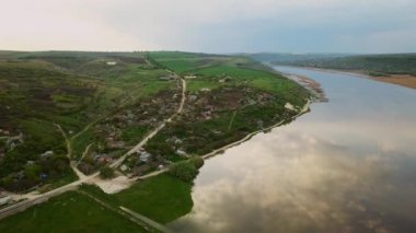 Nehir ve küçük köy manzaralı. Moldova Cumhuriyeti Dniester Nehri.