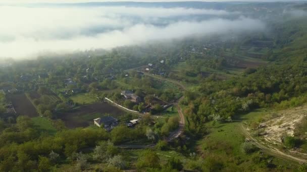 Powoli Spoglądając Nad Dniestru Rzeki Małej Wioski Pokrytej Mgłą Porannym — Wideo stockowe