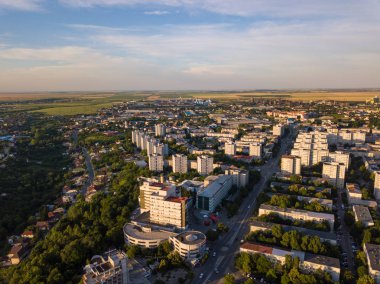 Slatina şehir ve nehir Olt, Romanya havadan görünümü. Yaz günü Avrupa şehri üzerinde drone uçuş.