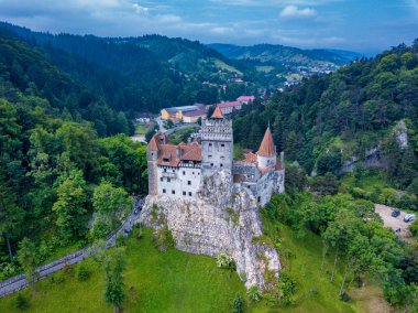 Ortaçağ Bran Kalesi, Dracula efsanesi, Brasov, Transylvania içinde Dracula Kalesi için bilinen havadan Panorama görünümü. Romanya.