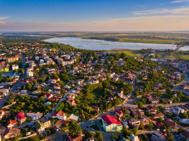 Slatina şehir ve nehir Olt, Romanya havadan görünümü. Yaz günü Avrupa şehri üzerinde drone uçuş.