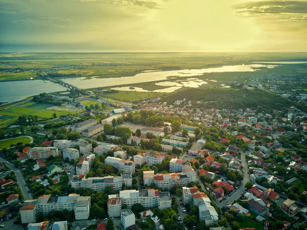 Vista aérea de la ciudad de Slatina al atardecer, Rumania. Vuelo en avión no tripulado sobre la ciudad europea al atardecer . — Foto de Stock