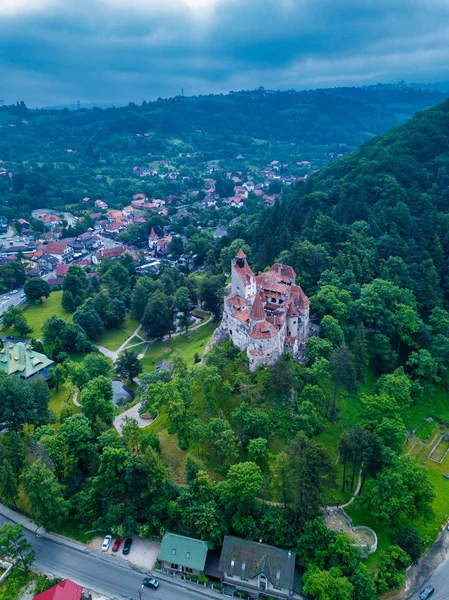 Luchtfoto panoramisch uitzicht op de middeleeuwse Bran Castle, bekend om de mythe van Dracula, Dracula kasteel in Brasov, Transsylvanië. Roemenië. — Stockfoto