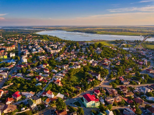 Vista aérea de la ciudad latina y el río Olt, Rumania. Vuelo en avión no tripulado sobre la ciudad europea en el día de verano . — Foto de Stock